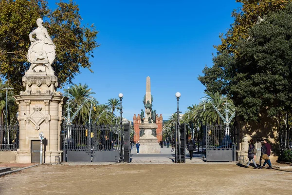 Barcelona, İspanya - 03 Kasım 2018: Obelisk, Ciutadella parkının girişinde. Barselona 'da. İspanya