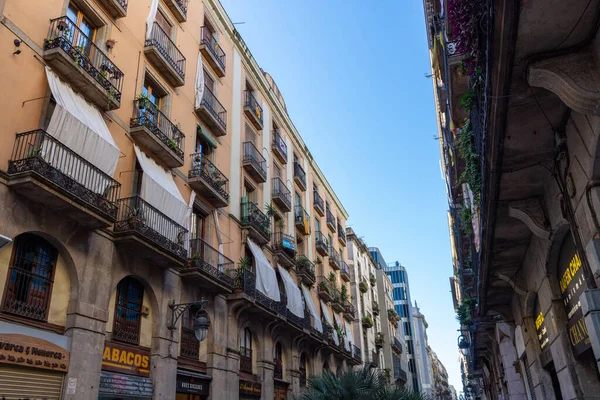 BARCELONA, İSPAN - Kasım 03, 2018: Barcelona 'daki antik şehir caddesi daraltıldı. İspanya.