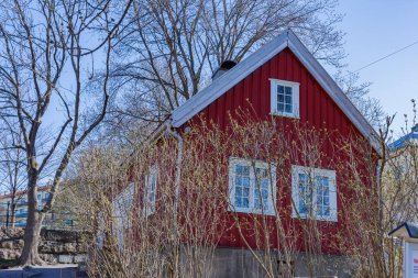 Norveç 'in Oslo kentindeki Akerselva Nehri' nin en büyük şelalesi yakınlarındaki Beier köprüsü yakınlarında küçük kırmızı bir ev olan Honse-Lovisas evi.