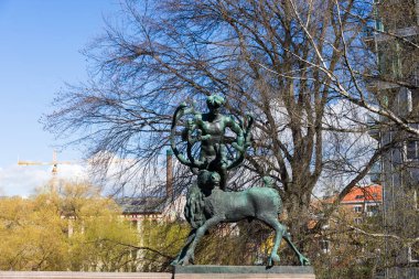 Norveç, Oslo 'daki Grunerlokka bölgesinde bir köprüde geyikli bir adam heykeli.