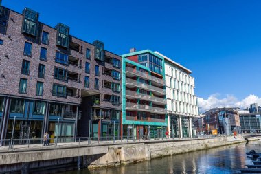 OSLO, NORway - 26 Nisan 2018: Norveç 'in Oslo kentindeki Aker Brygge bölgesinde İskandinav mimarisinin tipik bir örneği