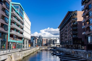 OSLO, NORway - 26 Nisan 2018: Norveç 'in Oslo kentindeki Aker Brygge bölgesinde İskandinav mimarisinin tipik bir örneği