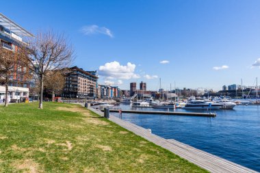 Oslo 'daki Aker Brygge bölgesinde İskandinav mimarisinin tipik bir örneği, limana demirlemiş tekneleri görebilirsiniz. Norveç