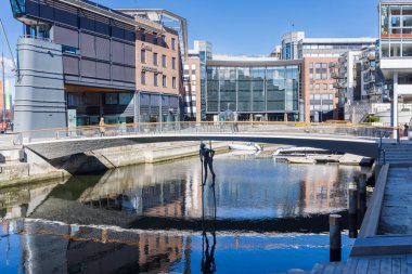 Aker Brygge bölgesindeki İskandinav mimarisinin tipik bir örneği ve Norveç 'te Oslo' nun çevresinde bulunan özel heykelleri.