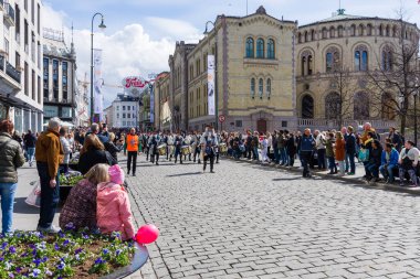OSLO, NORway 28 Nisan 2018: Müzik bantları Oslo, Norveç sokaklarında geçit töreni