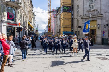 OSLO, NORway 28 Nisan 2018: Müzik bantları Oslo, Norveç sokaklarında geçit töreni