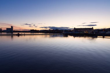 Günbatımında Oslo 'nun doğusundaki Bjorvika bölgesinden panoramik manzara, Norveç