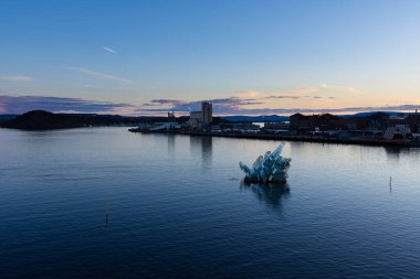 Şehrin dış görünüşü ve körfezin ortasındaki cam yapı sanatı, Oslo, Norveç 'te yer almaktadır.