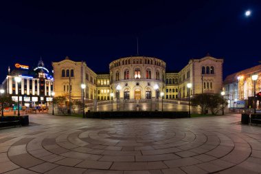 OSLO, NORway 27 Nisan 2018: Norveç parlamentosunun gece görüşü, Oslo, Norveç
