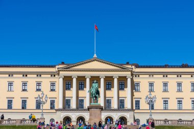 OSLO, 26 Nisan 2018: Sarayın önündeki kraliyet sarayını ziyaret eden turistler Kral Karl Johan, Oslo, Norveç heykeli