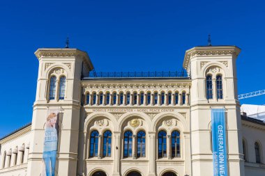 OSLO, NORway - 26 Nisan 2018: Aker Brygge 'ın rıhtımında yer alan Nobel Barış Merkezi' nin ünlü binası.