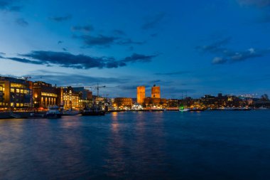 Aker Brygge, liman ve belediye binalarının gece görüşü, Norveç