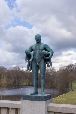 OSLO, NORway 27 Nisan 2018: Oslo 'daki Vigeland parkında iki çocuğu tutan bir adamın heykeli