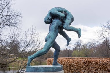 OSLO, NORway 27 Nisan 2018: Oslo 'daki Vigeland parkında başka bir adamı iten bir adamın heykeli