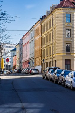 OSLO, NORway 28 Nisan 2018: Müzik grubu Grünerlokka bölgesinde çalmaya hazırlanıyor, Oslo, Norveç