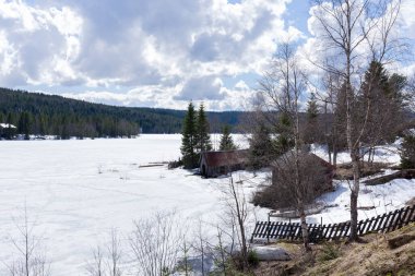 OSLO, NORway 28 Nisan 2018: Müzik grubu Grünerlokka bölgesinde çalmaya hazırlanıyor, Oslo, Norveç