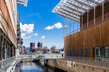 OSLO, NORway - 26 Nisan 2018: Oslo 'daki Astrup Fearnley Modern Sanatlar Müzesi. Arka planda belediye binaları görülebilir. Norveç