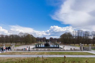 Turistler, Norveç 'in Gustav Vigeland kenti tarafından oluşturulan bronz ve granit heykellere ev sahipliği yapan Oslo' daki ünlü Vigeland parkını ziyaret ettiler.