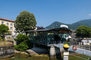 TAVERNOLA, İTALYA - 12018 HAZİRAN: Como Gölü 'ndeki Tavernola' da tekne durağı