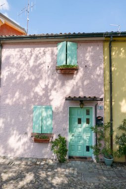 CESENATICO - 7 AĞUSTOS 2018: Eski meydanda duvarcılık havzalarının kullanıldığı renkli bir ev. Bugün yerel pazar..