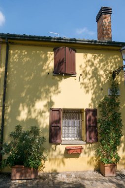 CESENATICO - 7 AĞUSTOS 2018: Eski meydanda duvarcılık havzaları olan bir grup renkli ev ilk olarak taze yakalanan balıkların korunması için kullanıldı. Bugün yerel pazar..