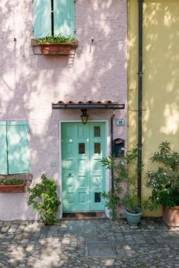 CESENATICO - 7 AĞUSTOS 2018: Eski meydanda duvarcılık havzalarının kullanıldığı renkli bir ev. Bugün yerel pazar..