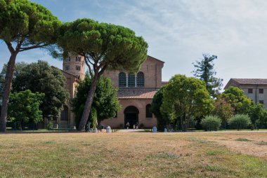 RAVENNA, ITALY - 8 AĞUSTOS 2018: Ravenna, Emilia-Romagna, İtalya 'daki Sant' Apollinare Bazilikasının ön görüntüsü