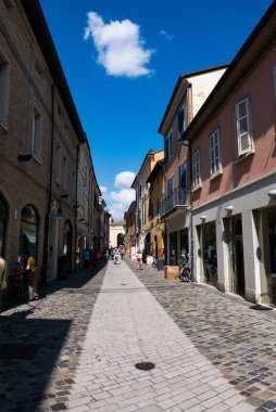 RAVENNA, İTALYA 2018 AĞUSTOS 03: Güneşli bir yaz gününde Ravenna 'da turistler geziniyor, Emilia Romagna