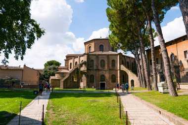 RAVENNA, İtalya 2018 AĞUSTOS 03: Turistler Ravenna 'daki San Vitale Bazilikasını ziyaret etti. Katolik tapınağı, Bizans mimarisinin bir örneği. İtalya