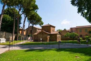 RAVENNA, İTALYA 2018 AĞUSTOS 03: Ravenna 'daki renkli mozaiklerle süslenmiş Galla Placidia' nın mozolesi. Ülke UNESCO Dünya Mirası olarak belirlendi. İtalya