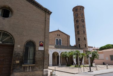 RAVENNA, ITALY 2018 AĞUSTOS 03: Ravenna 'daki Sant Apollinare Nuovo Bazilikası. İtalya.