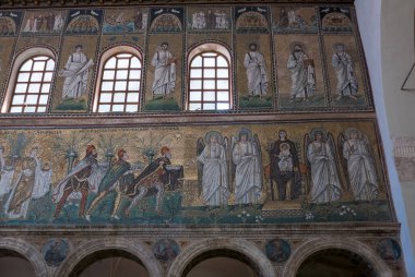 RAVENNA, İtalya 2018 AĞUSTOS 03: Ravenna 'daki Sant Apollinare Nuovo Bazilikası' nın sağ tarafındaki duvarda mozaikler. İtalya.