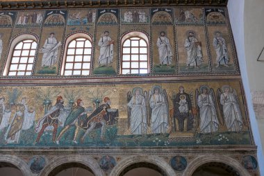 RAVENNA, İtalya 2018 AĞUSTOS 03: Ravenna 'daki Sant Apollinare Nuovo Bazilikası' nın sağ tarafındaki duvarda mozaikler. İtalya.