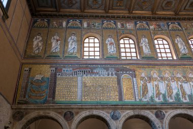 RAVENNA, İtalya 2018 AĞUSTOS 03: Ravenna 'daki Sant Apollinare Nuovo Bazilikası' nın sol tarafındaki mozaikler. İtalya.