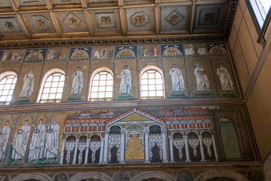 RAVENNA, İtalya 2018 AĞUSTOS 03: Ravenna 'daki Sant Apollinare Nuovo Bazilikası' nın sağ tarafındaki duvarda mozaikler. İtalya.