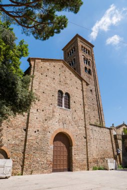 San Francesco Bazilikası Ravenna 'da büyük bir kilisedir. İlk olarak Ravenna piskoposu Neo tarafından 450 yılında inşa edilmiş ve Aziz Peter ve Aziz Paul 'e ithaf edilmiştir. Daha sonra Havariler Kilisesi olarak da bilinir (Chiesa degli Apostoli).