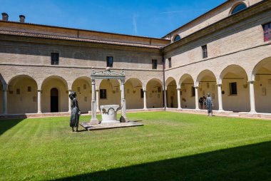 RAVENNA, ITALY 2018 AĞUSTOS 03: Dante Ravenna Müzesi, iç avlu