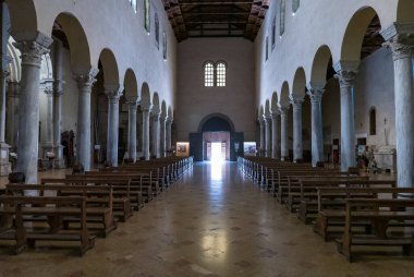 RAVENNA, İTALYA 2018 AĞUSTOS 03: Ravenna, İtalya 'daki San Francesco Bazilikasının içinde