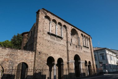 İtalya 'nın Ravenna kentindeki Theodoric Sarayı cephesinin kalıntıları.