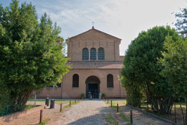 RAVENNA, ITALY - 8 AĞUSTOS 2018: Ravenna, Emilia-Romagna, İtalya 'daki Sant' Apollinare Bazilikasının ön görüntüsü