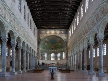 RAVENNA, ITALY - 8 AĞUSTOS 2018: Ravenna, Emilia-Romagna, İtalya 'daki Sant' Apollinare Bazilikası 'nın iç mekanı