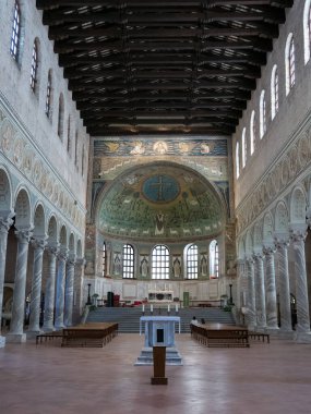 RAVENNA, ITALY - 8 AĞUSTOS 2018: Ravenna, Emilia-Romagna, İtalya 'daki Sant' Apollinare Bazilikası 'nın iç mekanı