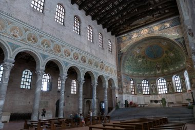 RAVENNA, ITALY - 8 AĞUSTOS 2018: Ravenna, Emilia-Romagna, İtalya 'daki Sant' Apollinare Bazilikası 'nın iç mekanı