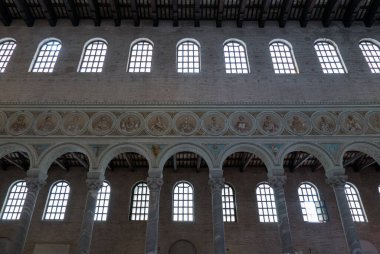 RAVENNA, ITALY - 8 AĞUSTOS 2018: Ravenna, Emilia-Romagna, İtalya 'daki Sant' Apollinare Bazilikası 'nın iç mekanı