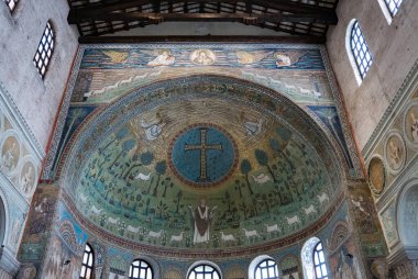 RAVENNA, ITALY - 8 AĞUSTOS 2018: Ravenna, Emilia-Romagna, İtalya 'da Sant Apollinare Bazilikası' nın naaşı üzerine mozaikler