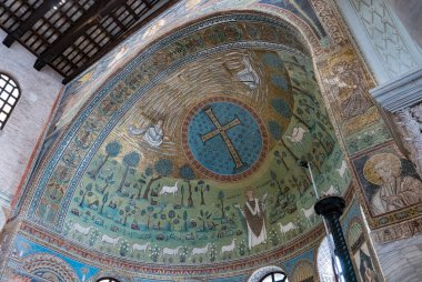 RAVENNA, ITALY - 8 AĞUSTOS 2018: Ravenna, Emilia-Romagna, İtalya 'da Sant Apollinare Bazilikası' nın naaşı üzerine mozaikler