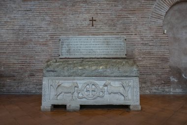 RAVENNA, İtalya - 8 AĞUSTOS 2018: 6. yüzyıldan, Sarcophagus 'tan inşa edilmiş Sant' Apollinare ortaçağ kilisesinin içi. Ravenna, İtalya