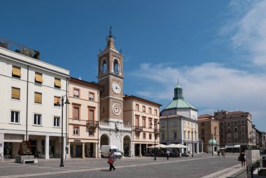 RIMINI - 7 AĞUSTOS 2018: Rimini 'deki Üç Şehitlerin Meydanı, antik saat kulesi, İtalya