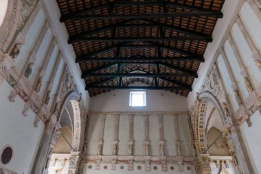 Tempio Malatestiano 'nun içinde (Malatesta Tapınağı anlamına gelir) St. Francis' in adını alan tamamlanmamış katedral kilisesi, Rimini