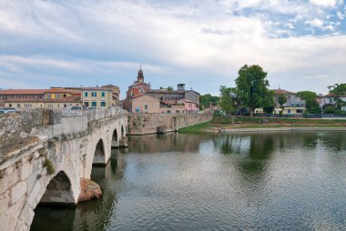 İtalya 'nın Rimini kentindeki Tiberius Köprüsü' nün panoramik manzarası.